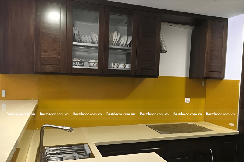 Kính ốp bếp màu vàng nâu làm cho không gian bếp đon giản