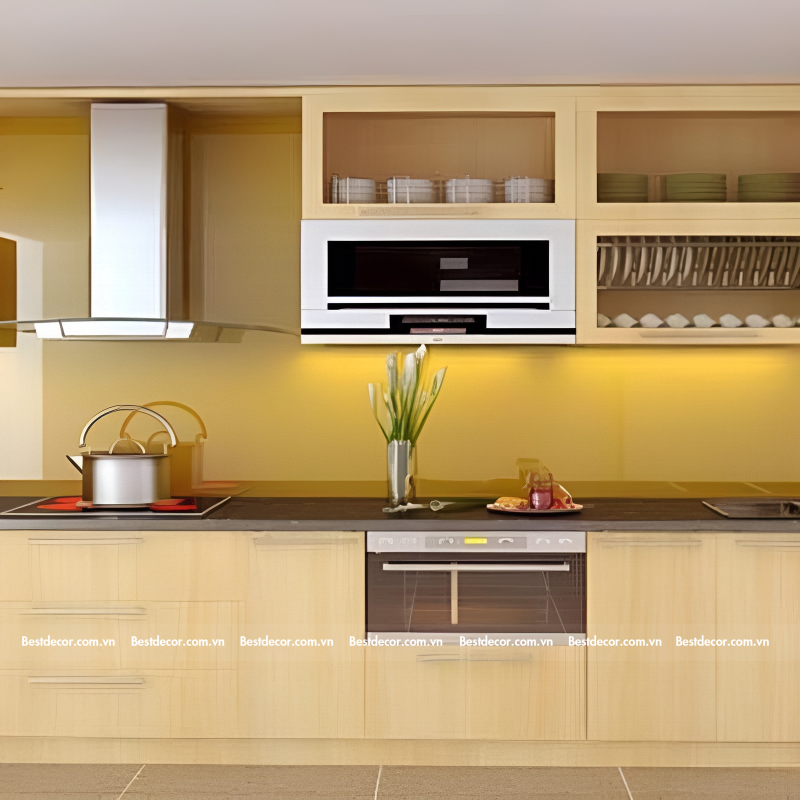 Kính ốp bếp màu vàng nâu làm cho không gian bếp tăng thêm tính thẩm mỹ