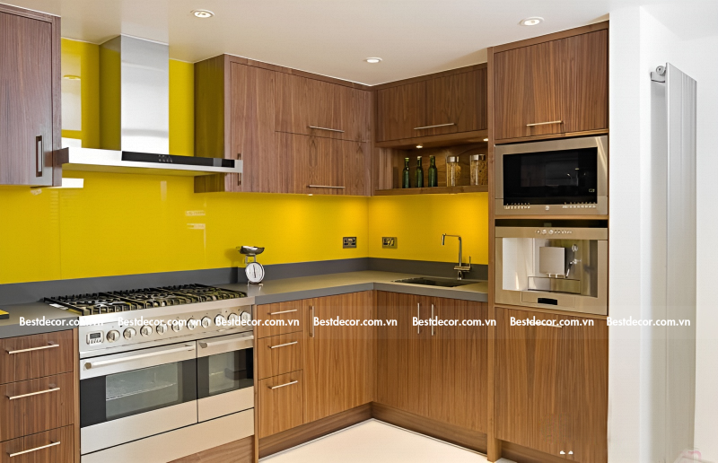 Kính ốp bếp màu vàng nâu làm cho không gian bếp thêm gọn gàng