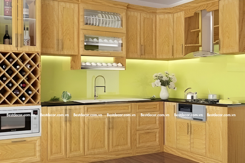 Kính ốp bếp màu vàng nâu làm cho không gian bếp truyền thống