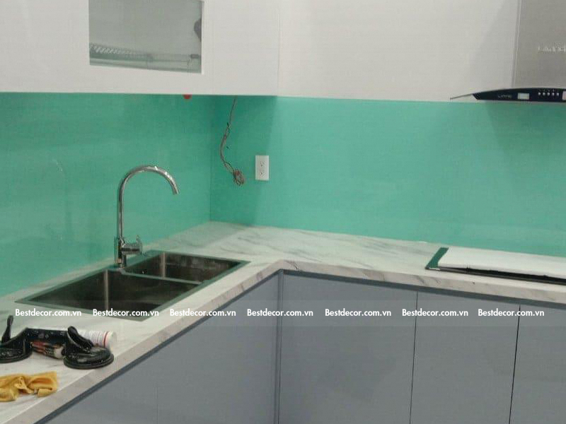 Kính ốp bếp màu xanh mint là lựa chọn hoàn hảo để làm tôn lên vẻ đẹp của bức tường bếp