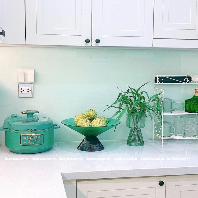 Kính ốp bếp màu xanh mint thể hiện phong cách sáng tạo và tươi trẻ