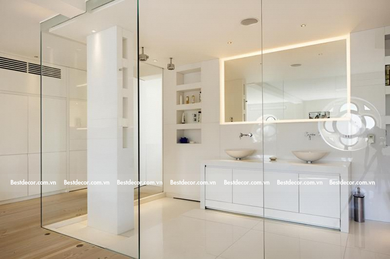 Vách kính cường lực được sử dụng để tạo không gian tắm đẹp và hiện đại, đồng thời đảm bảo tính an toàn và chống vỡ kính