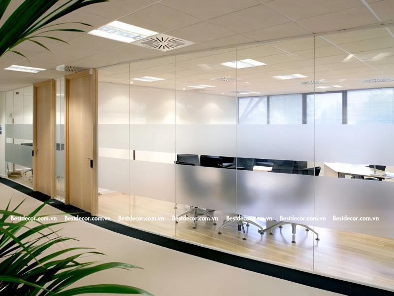 Vách kính cường lực trong phòng làm việc mang đến không gian mở và nâng cao tính thẩm mỹ của văn phòng, đồng thời cung cấp tính riêng tư và chống ồn hiệu quả